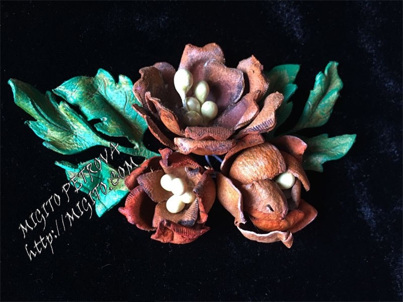 Брошка от кожа с естествен цвят и  листа 