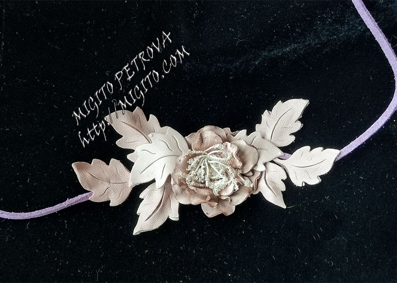 Колие естествена кожа с розово цвете