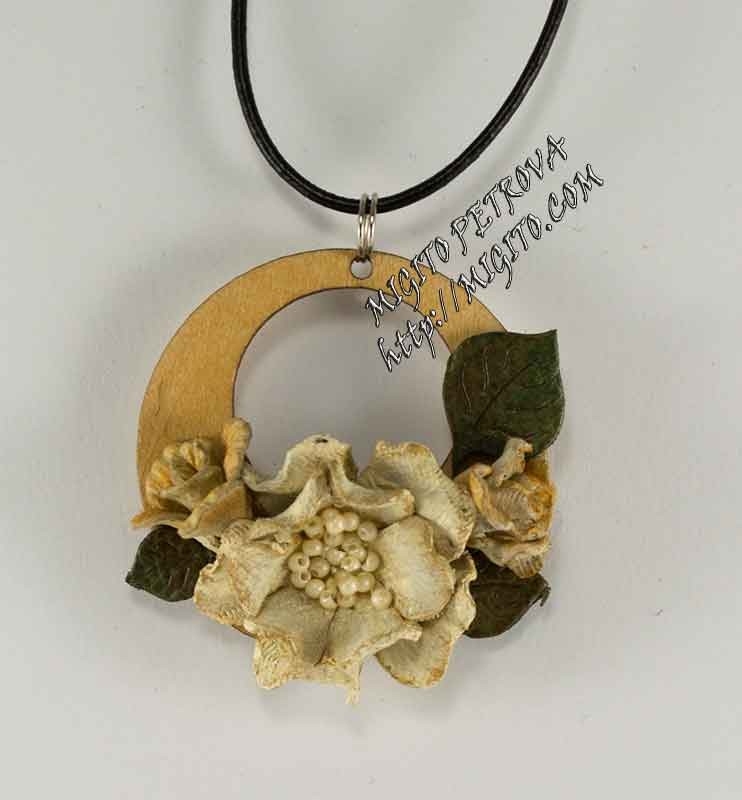 Ръчно изработено колие от естествена кожа с бели цветя
