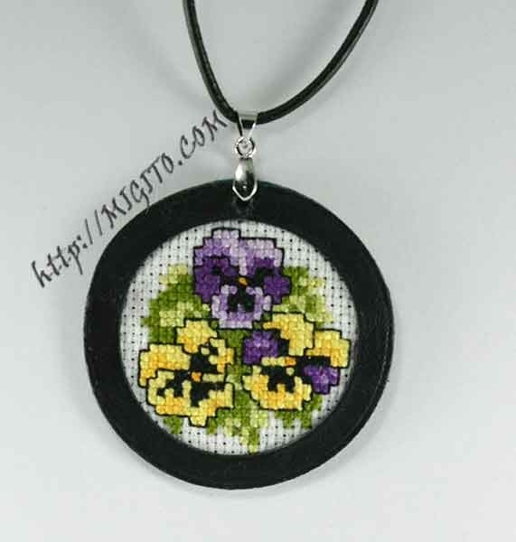 Ръчно бродирано колие с естествена кожа теменужки