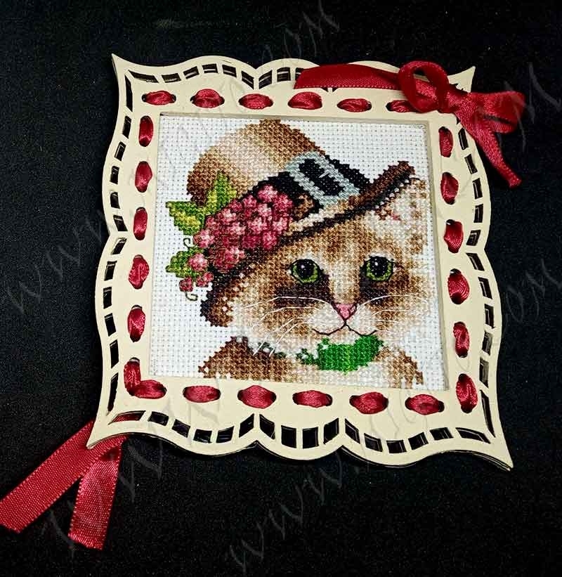 Бродирано пано с коте в рамка