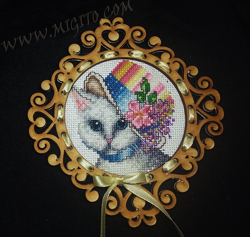 Пано ръчна бродерия и лазерно изрязана ажурна рамка