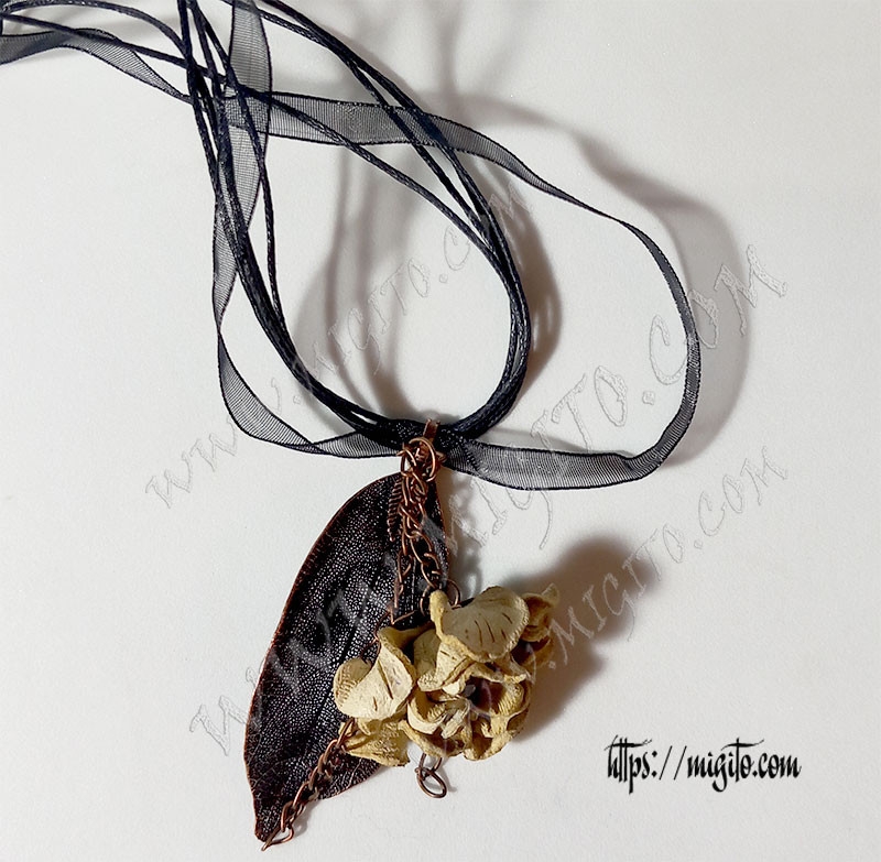 Кожено колие бяло цвете и метално листо