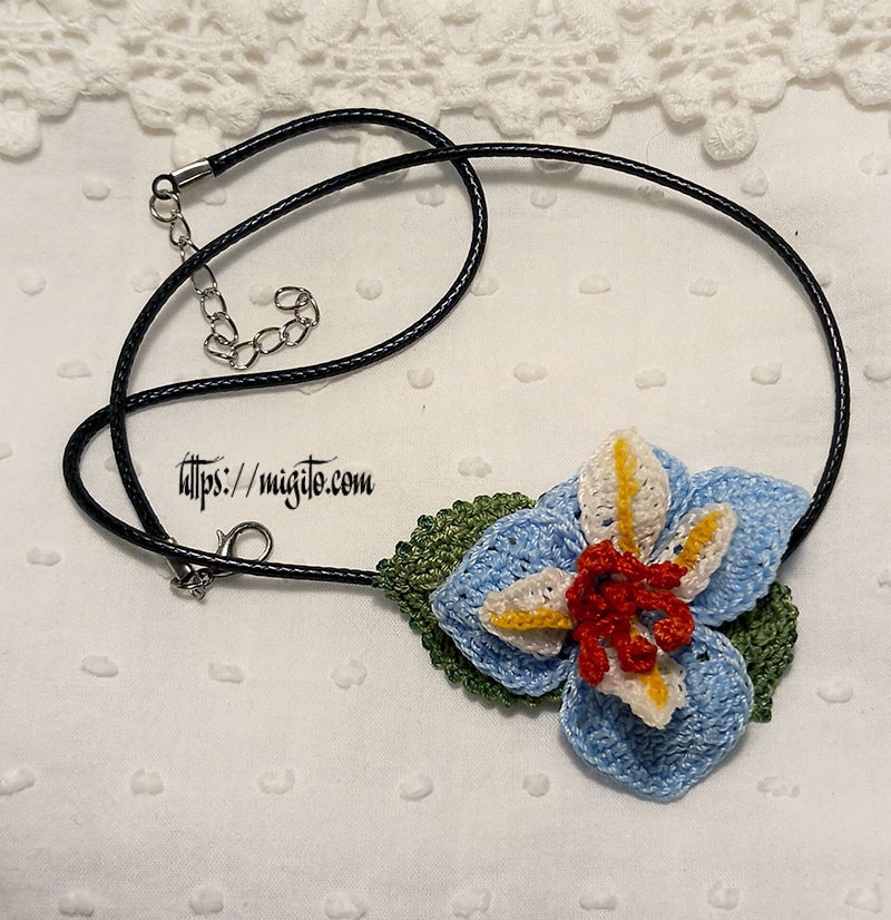 Hand-woven blue flower polyester necklace