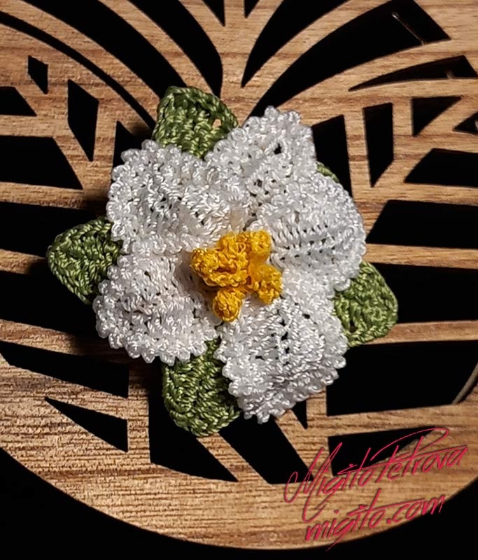 Hand-woven brooch with white flower