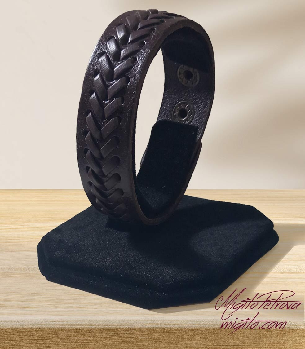 Кафява гривна естествена кожа с плитка 