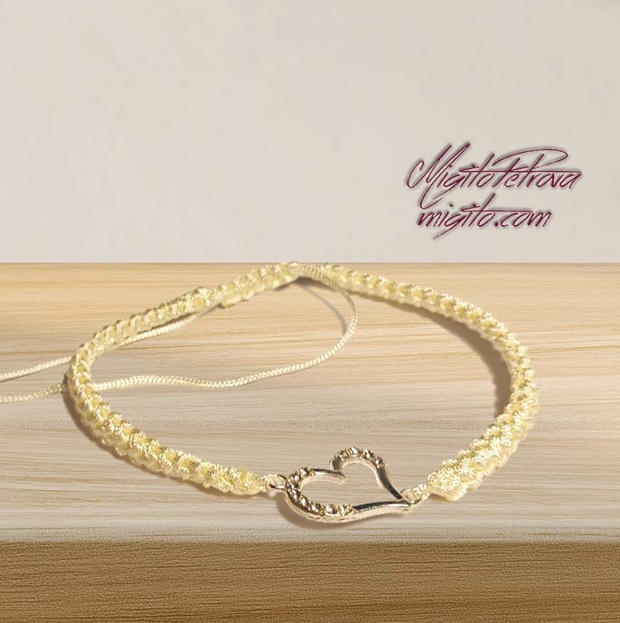 Ръчно изплетена гривна с метален елемент сърце айвъри