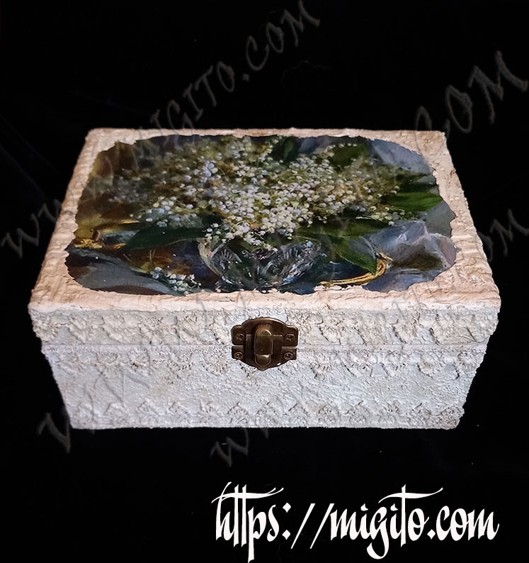 Кутия с каменна дантела и момина сълза